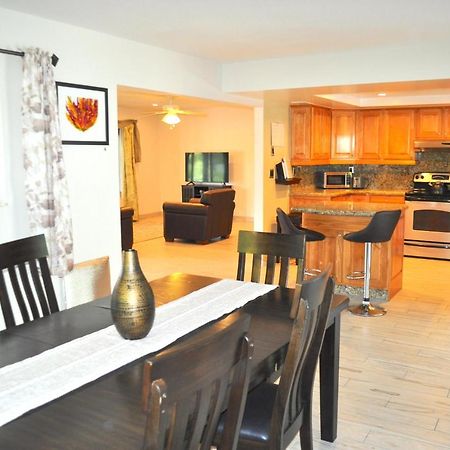 Lovely 3-Bd, Walk To Bars, 9 Min Drive From Beach! Heated Pool. فورت لودرديل المظهر الخارجي الصورة
