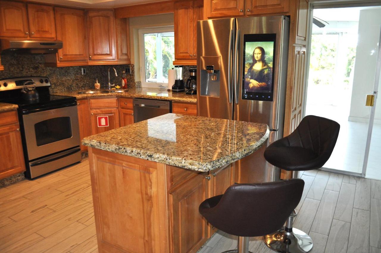 Lovely 3-Bd, Walk To Bars, 9 Min Drive From Beach! Heated Pool. فورت لودرديل المظهر الخارجي الصورة